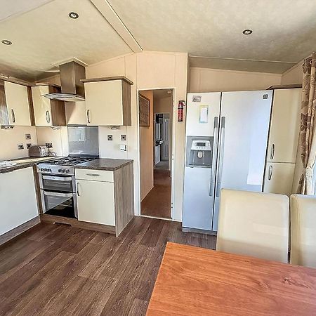 Beautiful Caravan With Decking Wifi At St Osyth Beach Holiday Park Ref 28077Dw كْلانكتون أون سي المظهر الخارجي الصورة