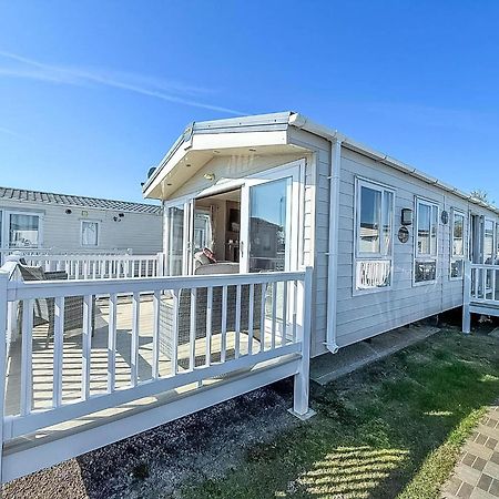 Beautiful Caravan With Decking Wifi At St Osyth Beach Holiday Park Ref 28077Dw كْلانكتون أون سي المظهر الخارجي الصورة