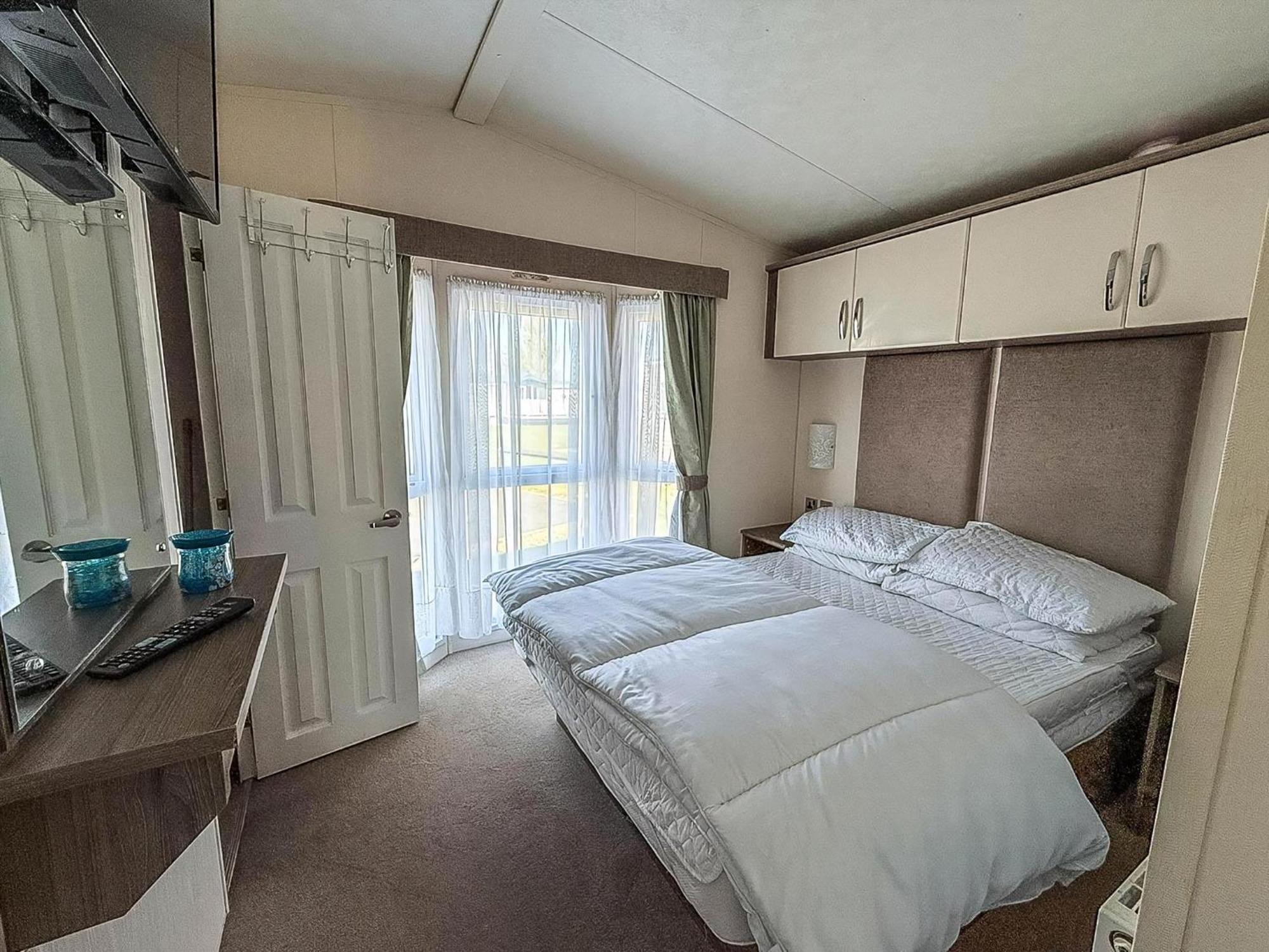 Beautiful Caravan With Decking Wifi At St Osyth Beach Holiday Park Ref 28077Dw كْلانكتون أون سي المظهر الخارجي الصورة