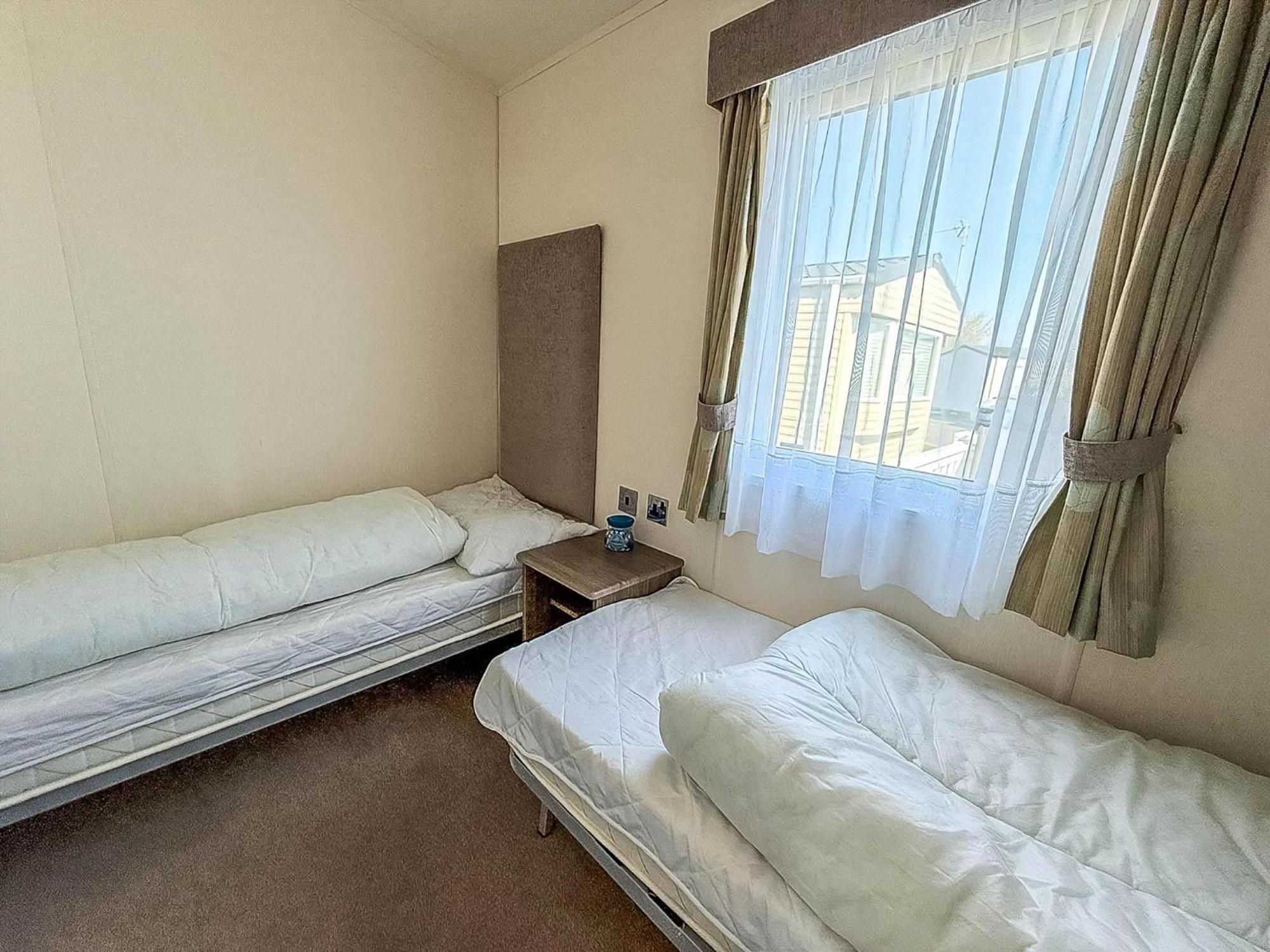 Beautiful Caravan With Decking Wifi At St Osyth Beach Holiday Park Ref 28077Dw كْلانكتون أون سي المظهر الخارجي الصورة
