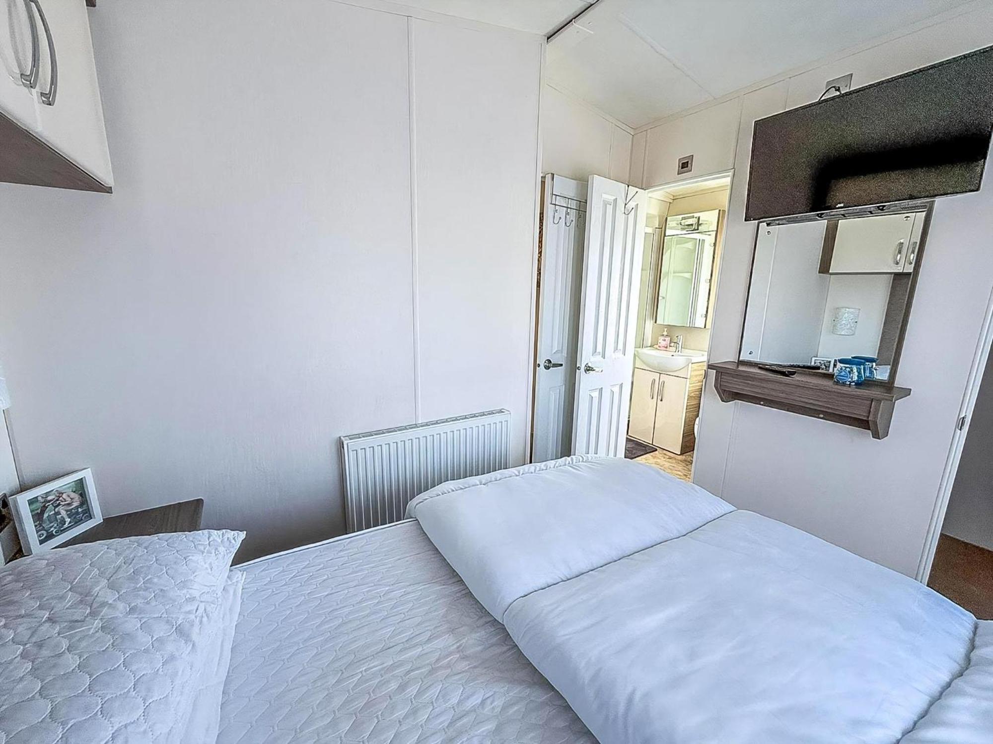 Beautiful Caravan With Decking Wifi At St Osyth Beach Holiday Park Ref 28077Dw كْلانكتون أون سي المظهر الخارجي الصورة