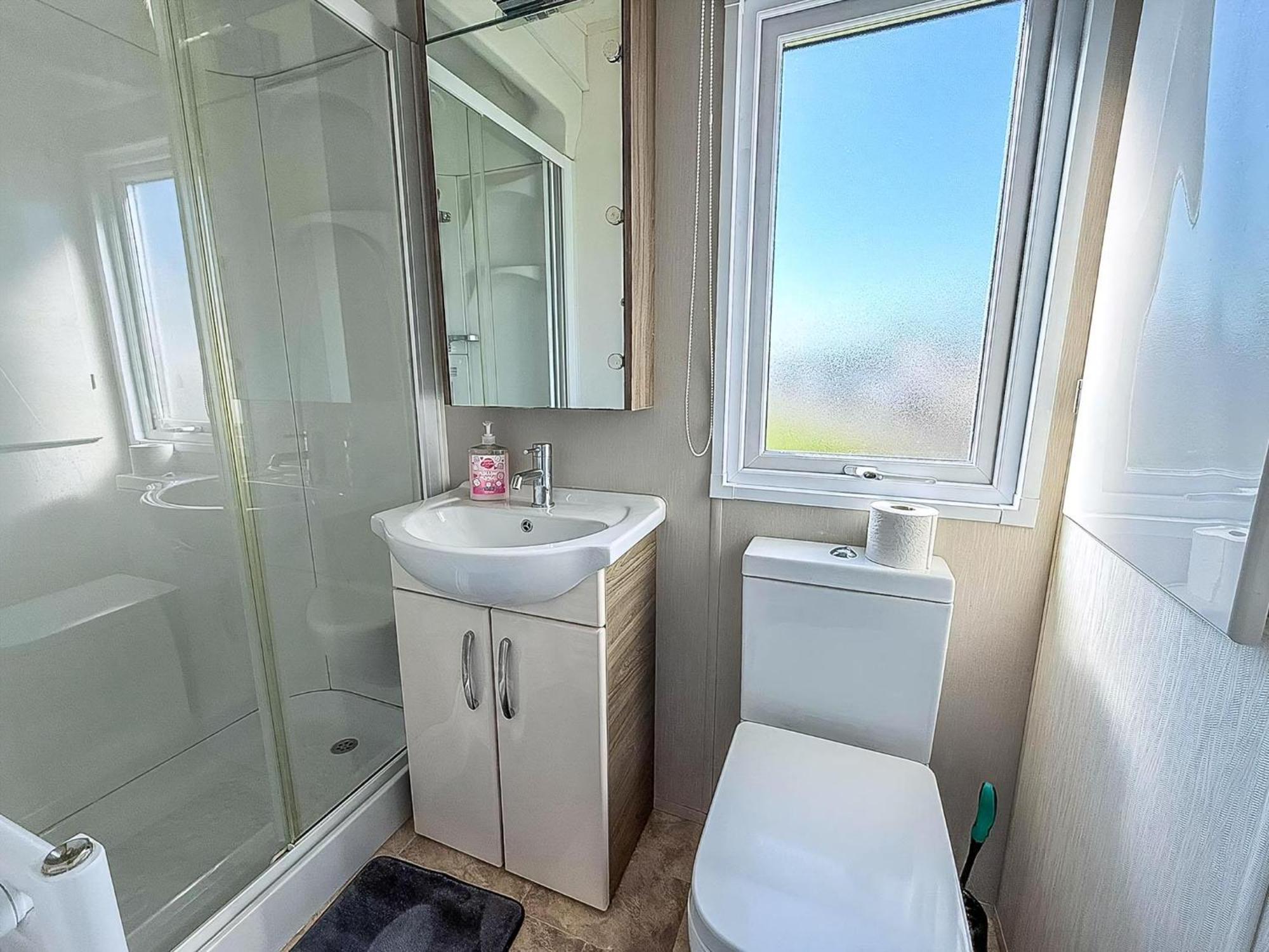Beautiful Caravan With Decking Wifi At St Osyth Beach Holiday Park Ref 28077Dw كْلانكتون أون سي المظهر الخارجي الصورة