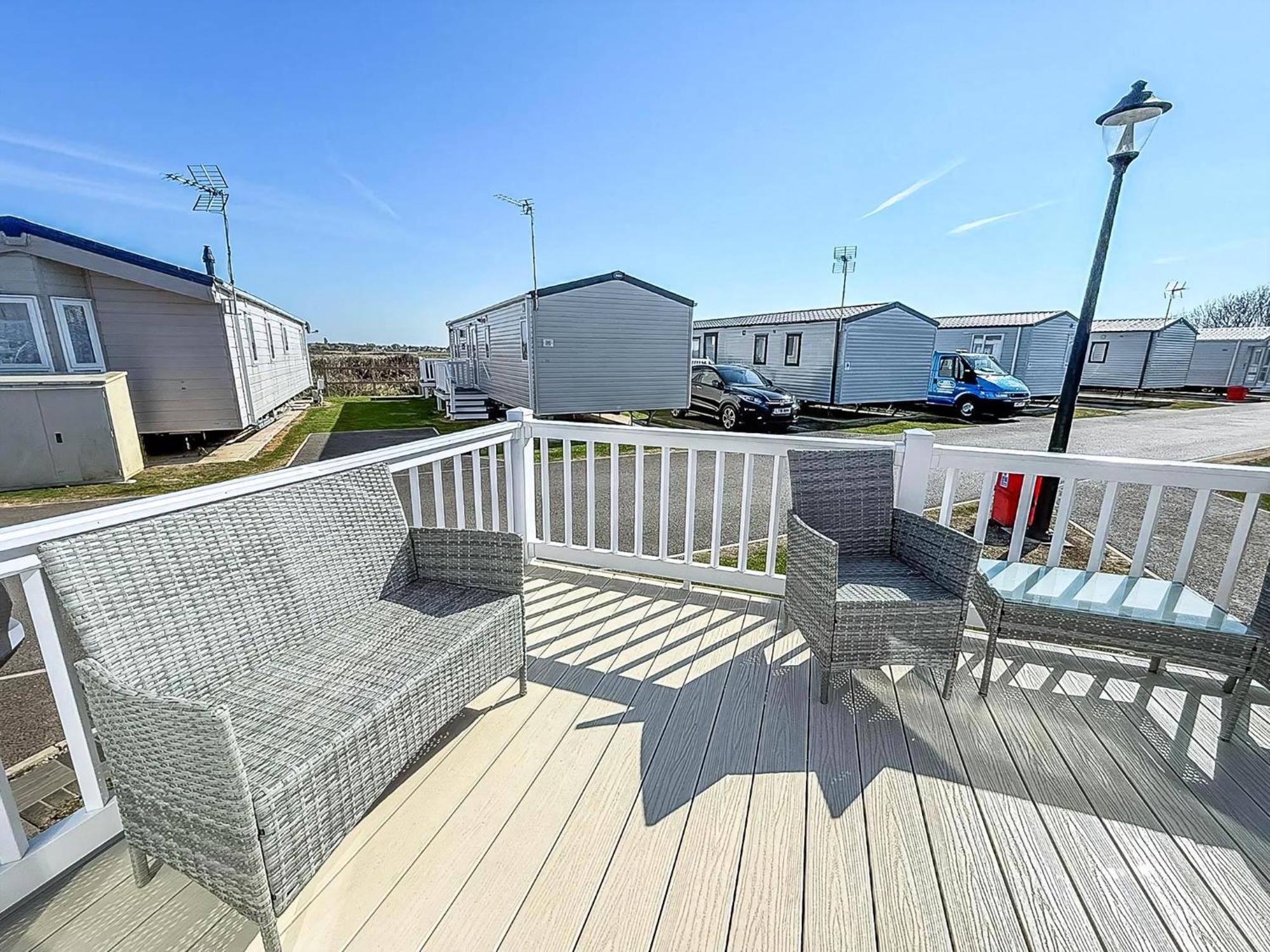 Beautiful Caravan With Decking Wifi At St Osyth Beach Holiday Park Ref 28077Dw كْلانكتون أون سي المظهر الخارجي الصورة