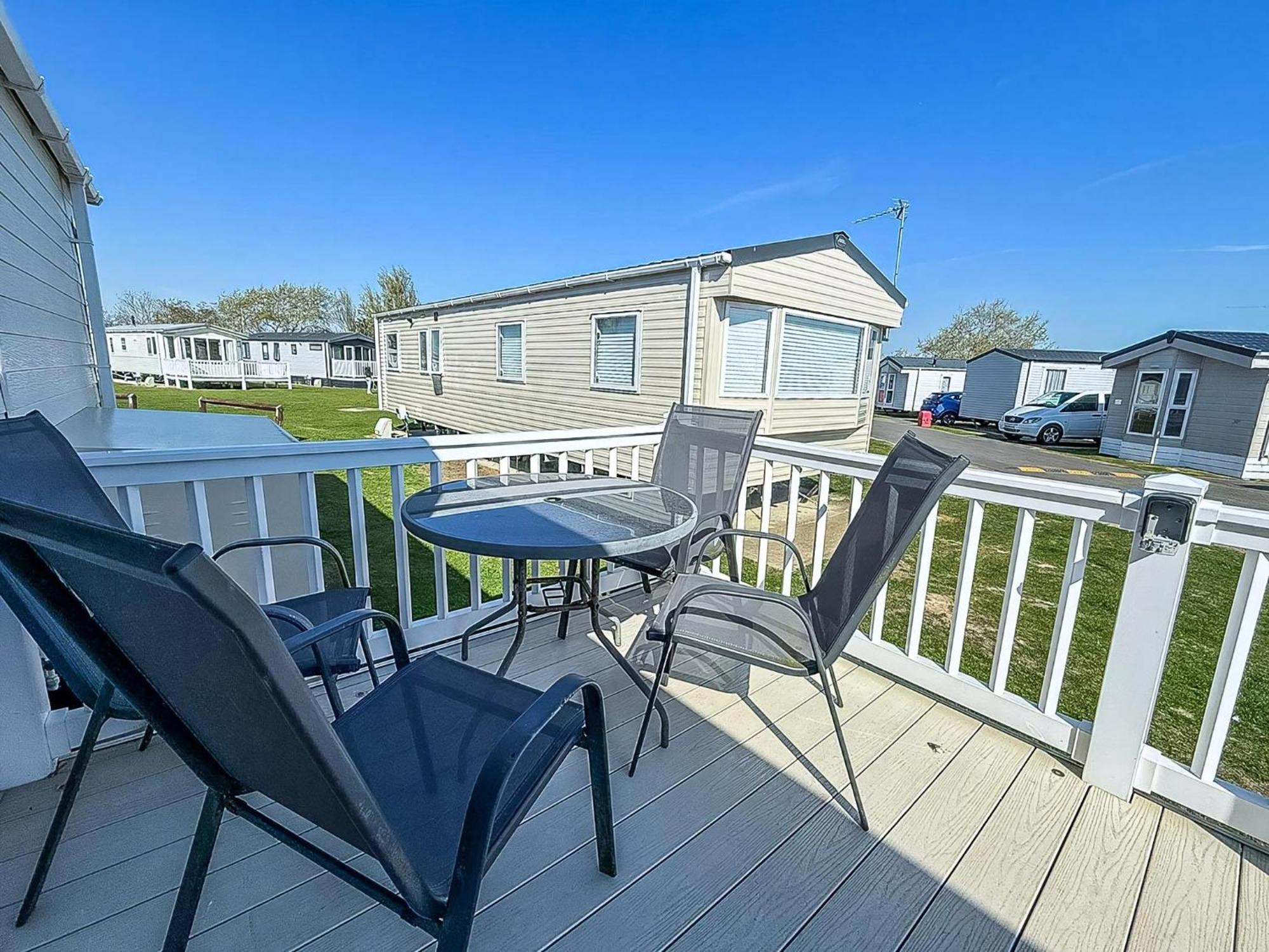 Beautiful Caravan With Decking Wifi At St Osyth Beach Holiday Park Ref 28077Dw كْلانكتون أون سي المظهر الخارجي الصورة