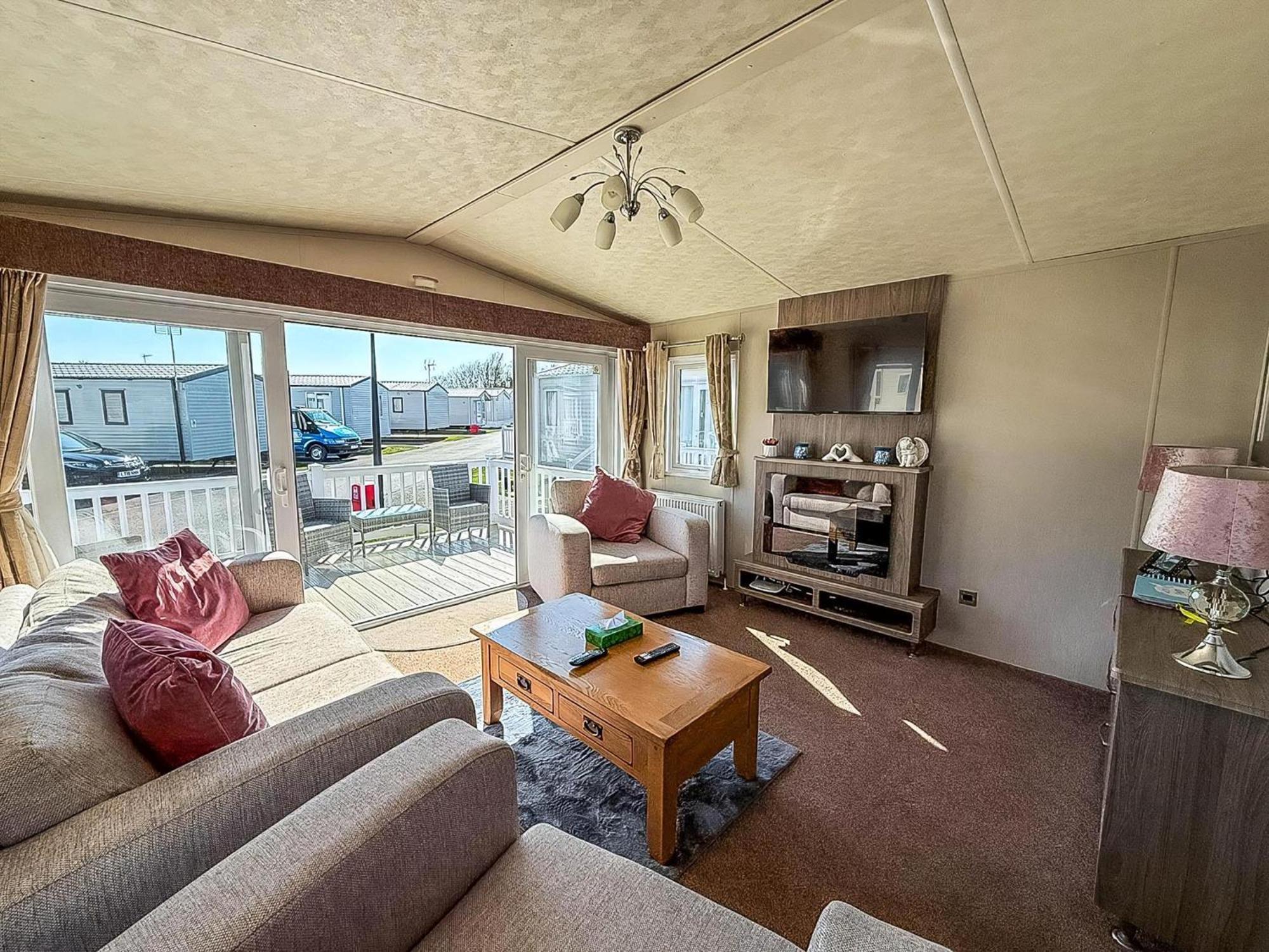 Beautiful Caravan With Decking Wifi At St Osyth Beach Holiday Park Ref 28077Dw كْلانكتون أون سي المظهر الخارجي الصورة