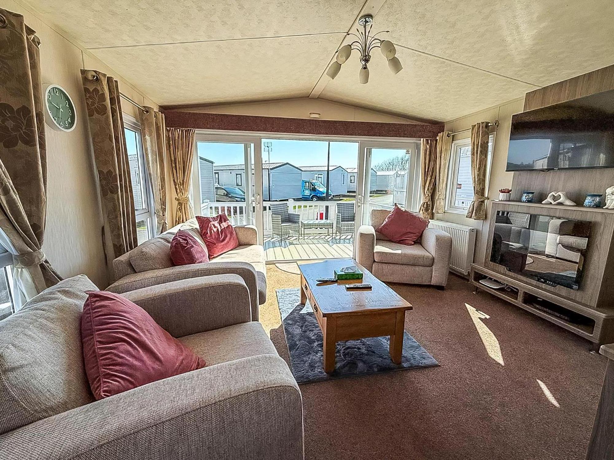 Beautiful Caravan With Decking Wifi At St Osyth Beach Holiday Park Ref 28077Dw كْلانكتون أون سي المظهر الخارجي الصورة